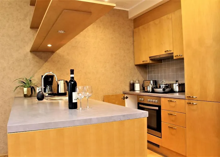 מלון דירות Freedom Square 4*